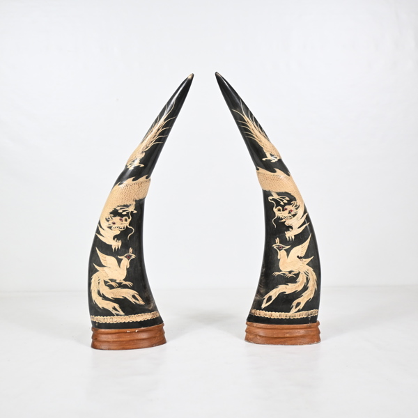 Buffelhorn, ett par, skuren dekor, 1900-tal.