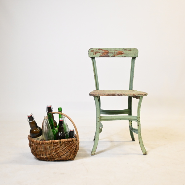 Korg med flaskor, samt en stol, 1900-tal. 