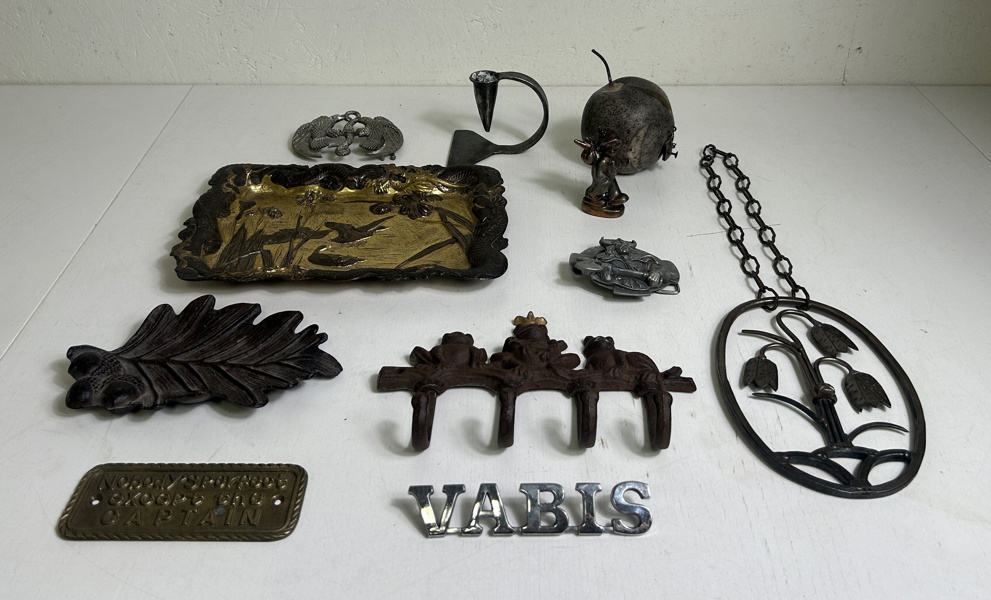 Diverse gjutjärnsföremål skyltar ljusstake m.m.