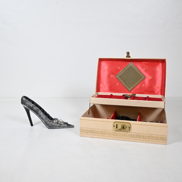 Smyckeskrin med bijouterier, varav några i silver.