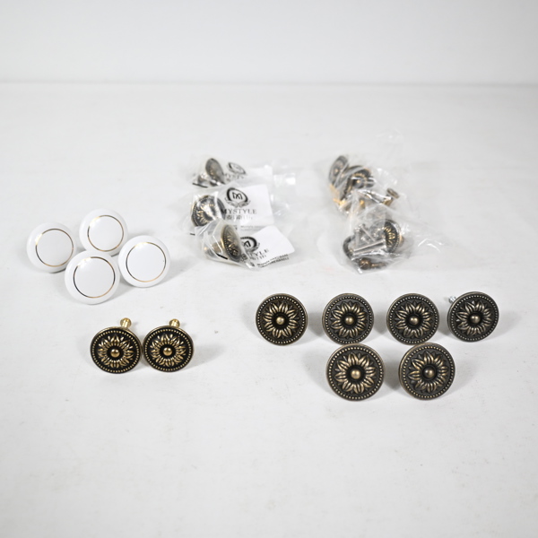 Parti knoppar, mässing och porslin.