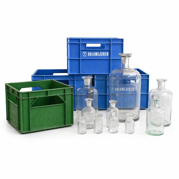 Karaffer och plastbackar, 14 delar.