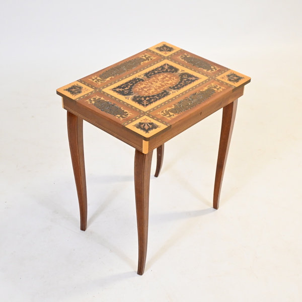 Bord med speldosa, intarsia, 1900-talets mitt.