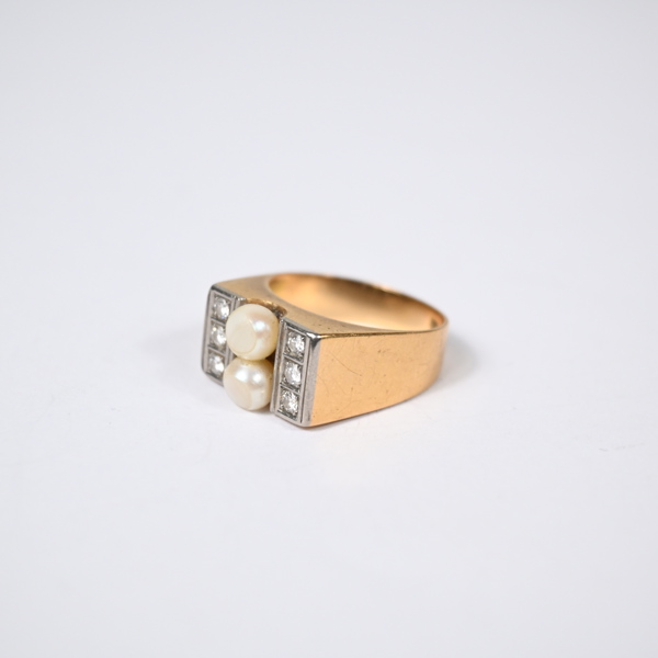 Ring i 18k guld, pärlor och stenar.