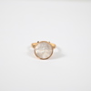 Ring i 18k guld, sten.