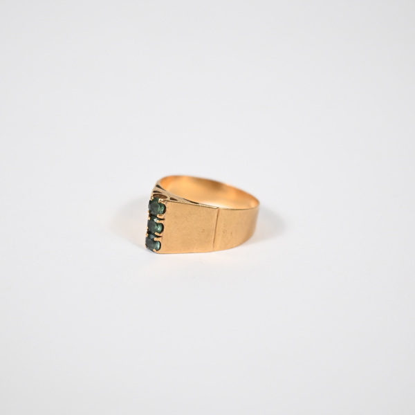 Ring i 18k guld, stenar.