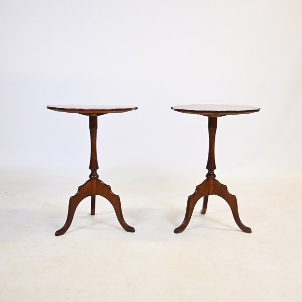 Sidobord, ett par, mahogny, 1900-tal.