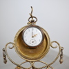 Fickurställ med fickur, silver, 1900-tal. 