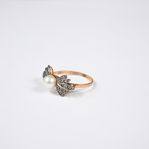 Ring i 18k guld, diamanter och pärla.