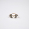 Ring i 18k guld, diamanter och pärla.