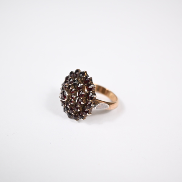 Ring i 18k guld med granater. 