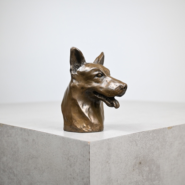 Douglas Grey, skulptur i brons, tysk schäferhund, England, 1900-tal.