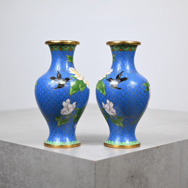 Vaser, ett par, cloisonné, Kina, 1900-tal.