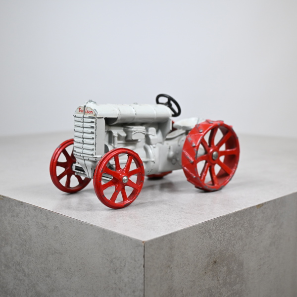 Leksak i gjutjärn, traktor, Fordson, 1900-tal.