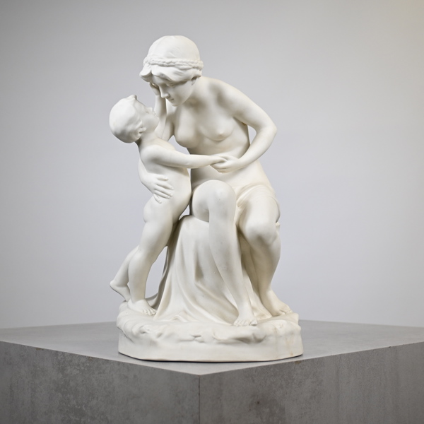 Frits Greiner, skulptur, parian, "Moderskärlek", Gustavsberg, 1926.