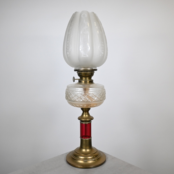 Bordsfotogenlampa, glas och mässing, tidigt 1900-tal.