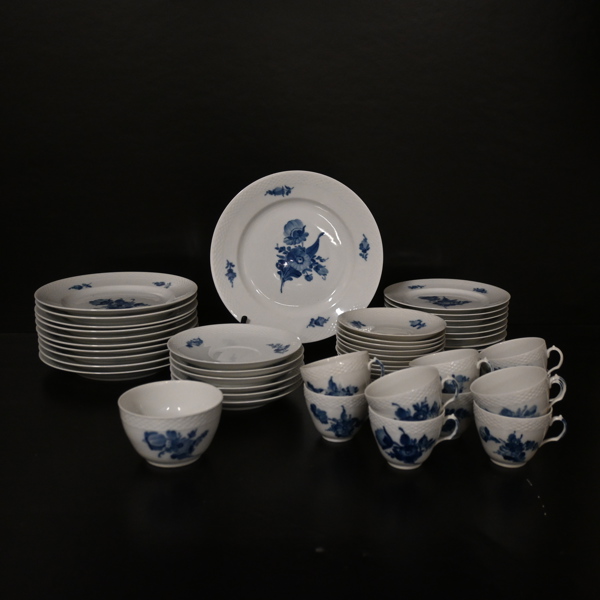 Mat- & kaffeservisdelar, 50 delar, "Blå Blomst", porslin, Royal Copenhagen, Danmark.