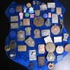 Parti pins och märken.