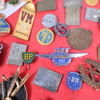 Parti pins och märken.