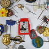 Parti pins och märken.