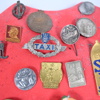 Parti pins och märken.