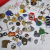 Parti pins och märken.
