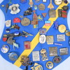 Parti pins och märken.