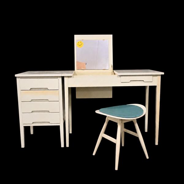 Sminkbord med pall, 1960-tal.
