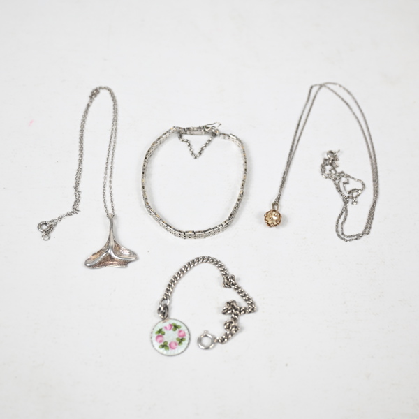 Halsband och armband i silver.