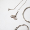 Halsband och armband i silver.