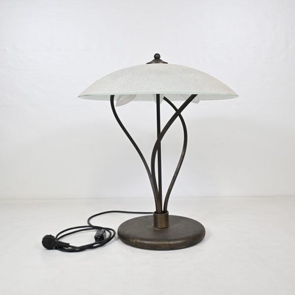 Bordslampa, glas och metall, samtida.