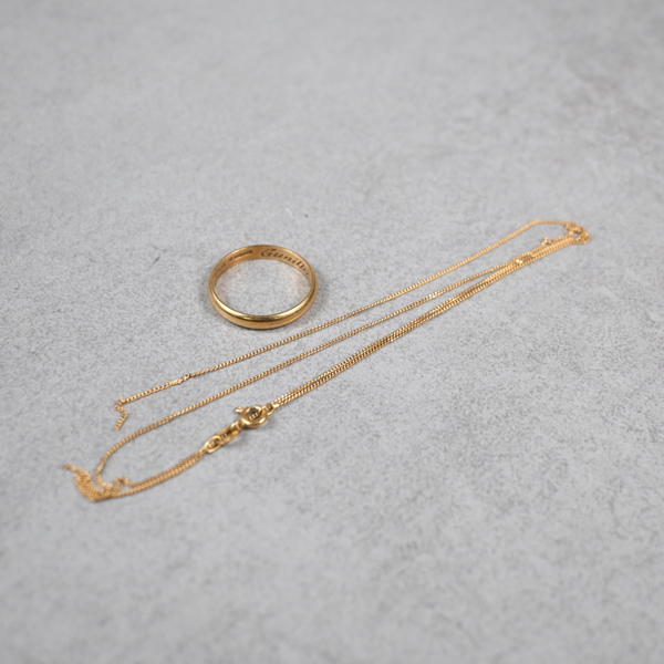 Halsband och ring i 18k guld.