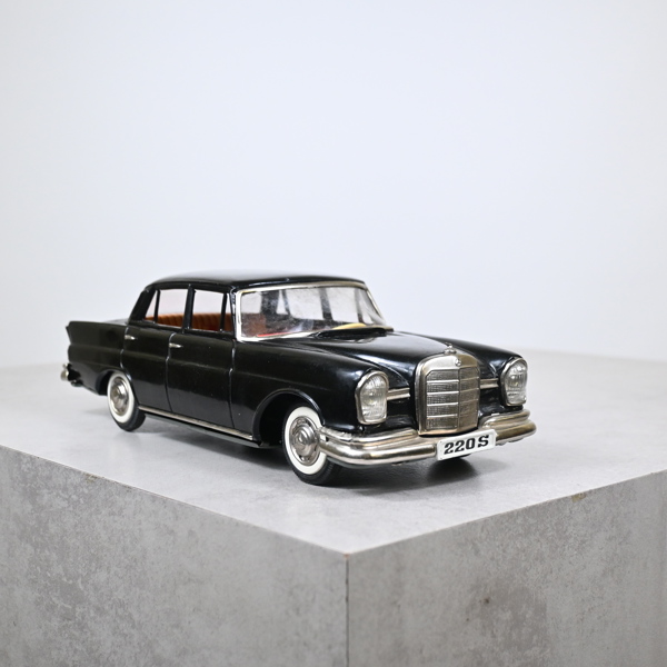Plåtleksaksbil, Mercedes Benz 220S, Japan.