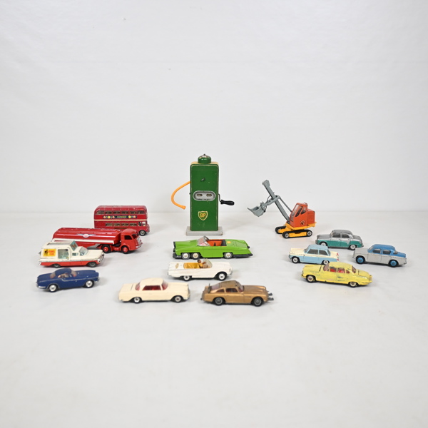 Plåtleksaker, bl a Dinky Toys och Corgi Toys, 1900-talets mitt.