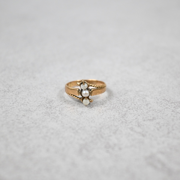 Ring i 18k guld, pärlor.