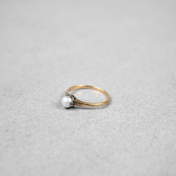 Ring i 14k guld, pärla.