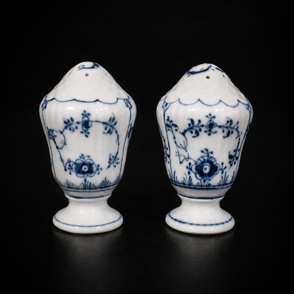 Ströare, ett par, "Musselmalet", porslin, Royal Copenhagen.