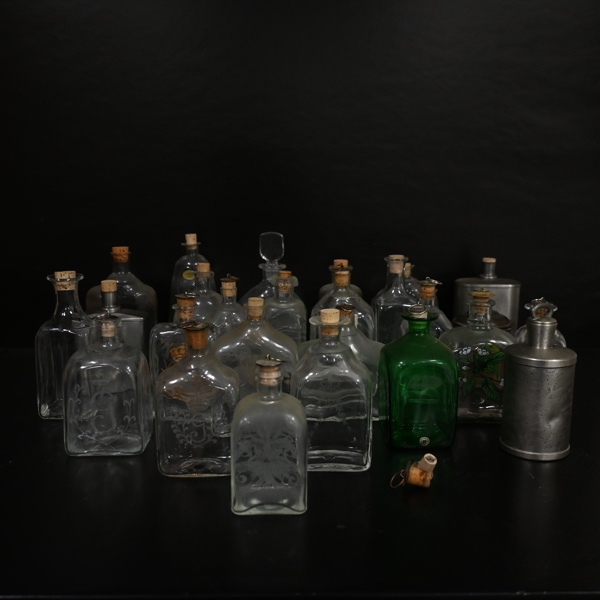 Parti karaffer, glas och tenn, 1900-tal.