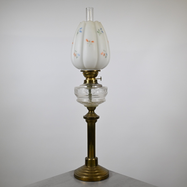 Bordsfotogenlampa, glas och mässing, omkring år 1900.