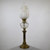 Bordsfotogenlampa, glas och mässing, omkring år 1900.