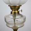 Bordsfotogenlampa, glas och mässing, omkring år 1900.