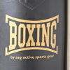 Boxningssäck samt boxningshandskar.