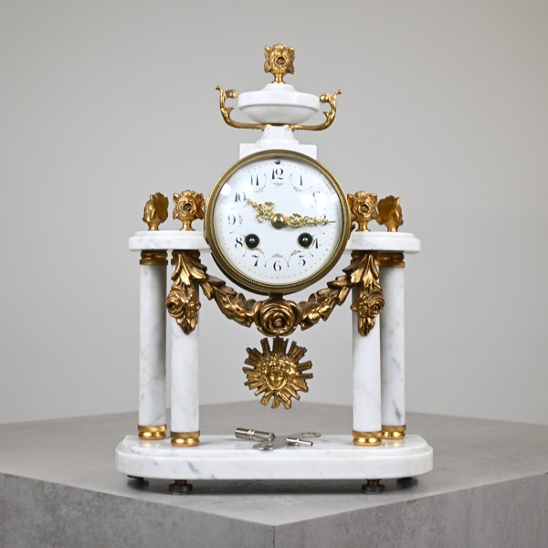 Bordspendyl, Louis XVI-stil, Frankrike, tidigt 1900-tal. 