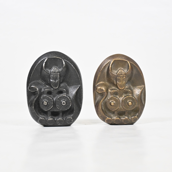 Stig Blomberg, skulpturer, 2st, gjutjärn och brons, "Viking", 1900-tal.