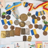 Parti medaljer och vykort.
