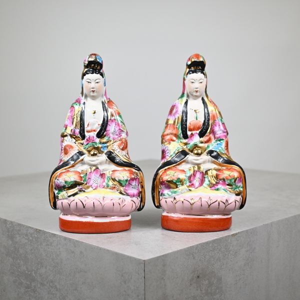 Figuriner föreställande Guanyin, ett par, famille rose, porslin, Kina. 