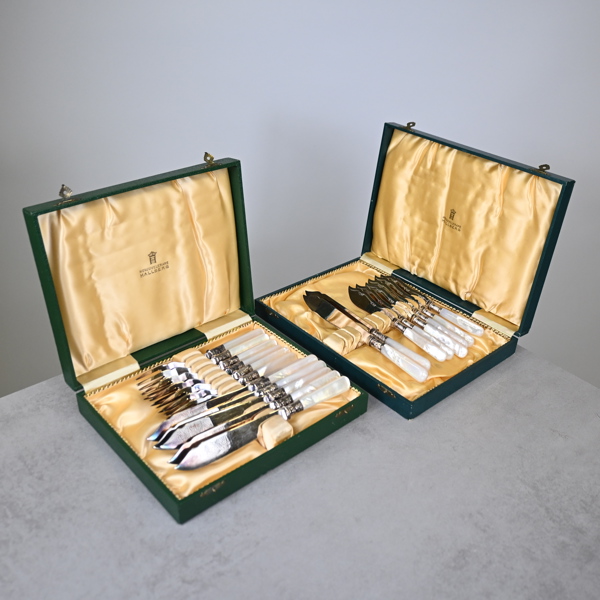 Bestick, 20 delar, nysilver och pärlemor, England, omkring år 1900.