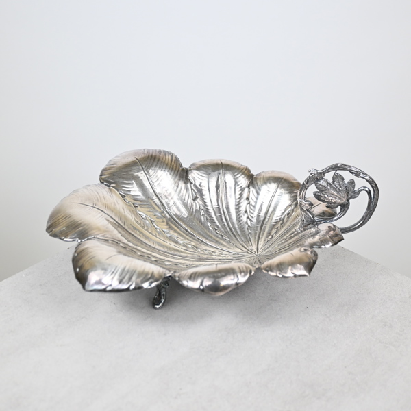 Skål i nysilver, rokokostil, 1900-talets första hälft.
