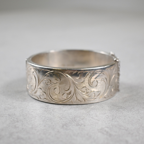 Armring i sterlingsilver, England.