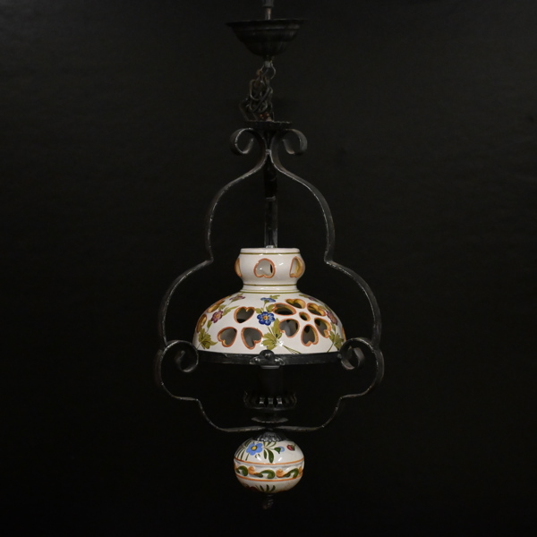 Taklampa, keramik och metall, sent 1900-tal. 